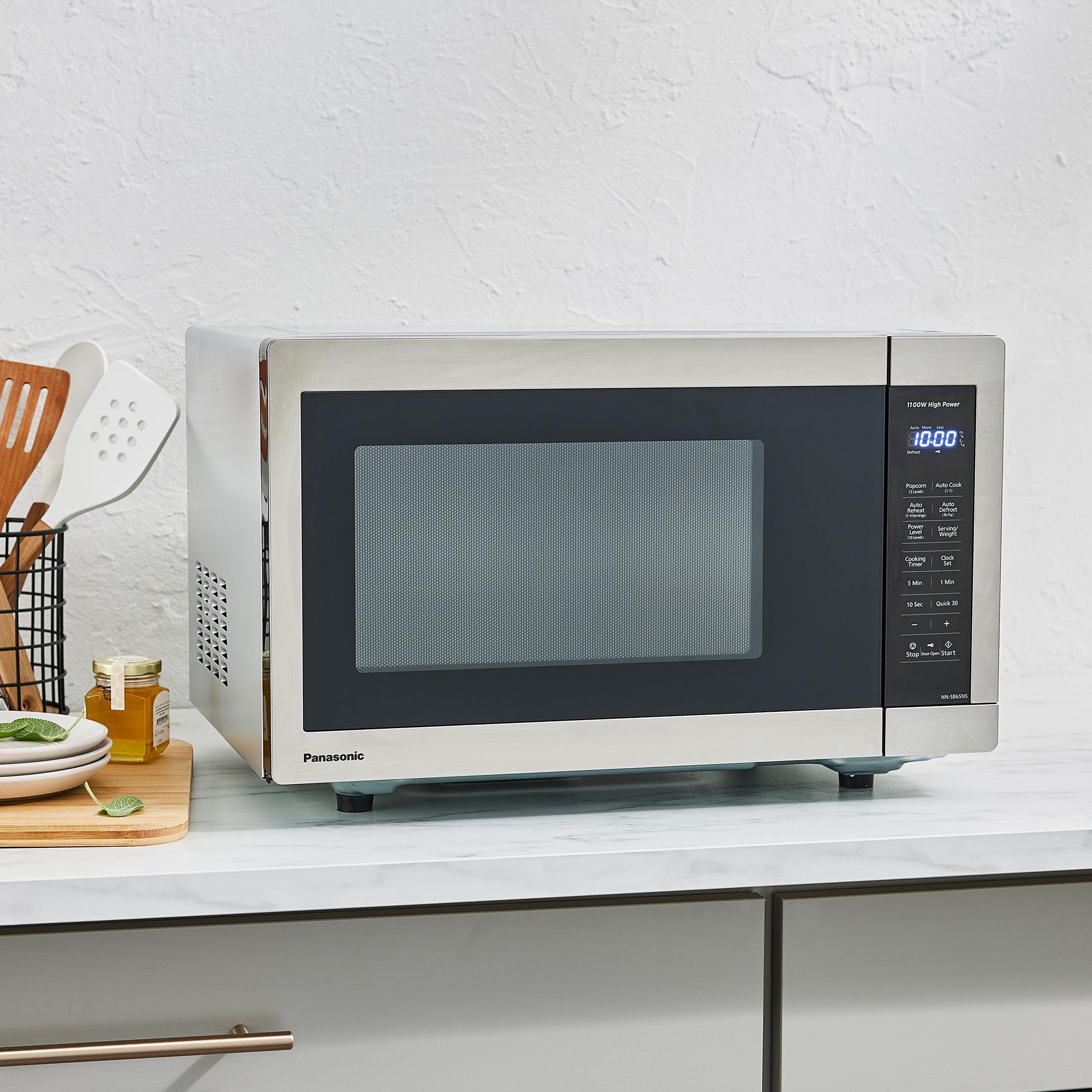 Panasonic 1.3 cu ft Countertop Microwave Oven in Glass Door